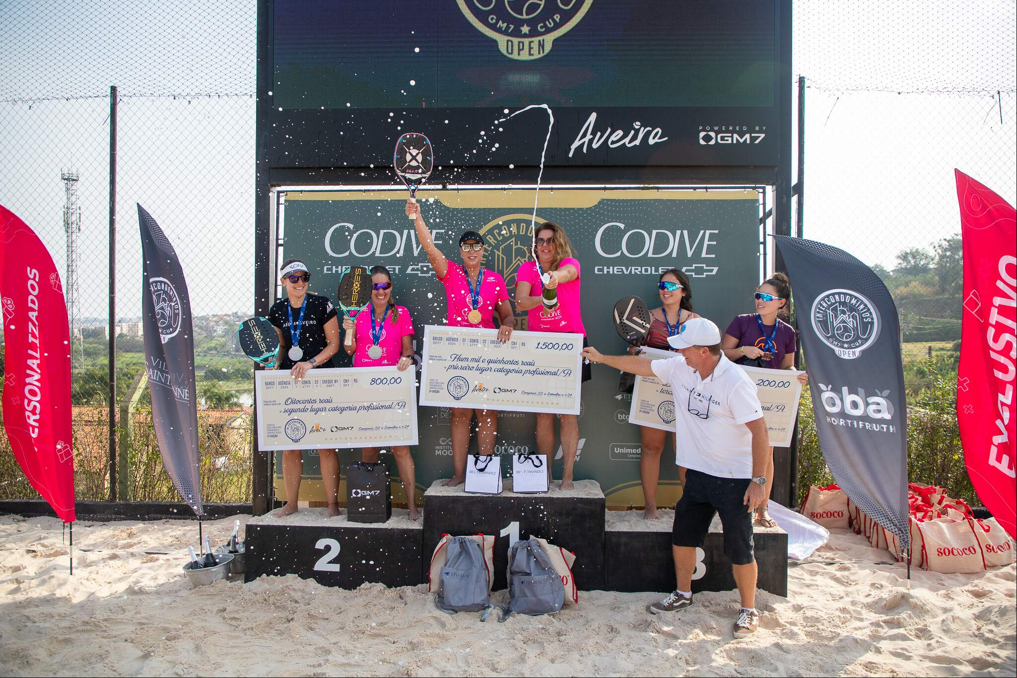 Pódio das duplas femininas da categoria profissional