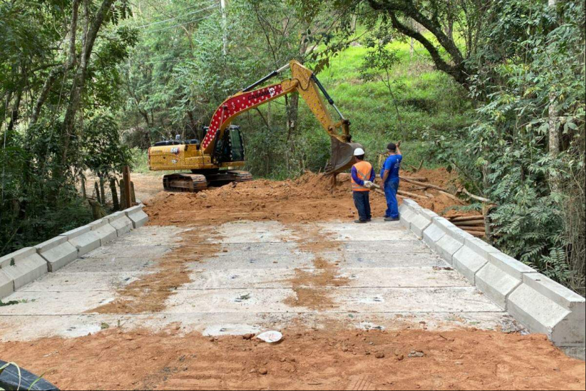 A nova ponte na estrada do Capricórnio, agora com 6 metros de largura, substitui a antiga travessia de madeira sobre afluente do Ribeirão das Cabras.