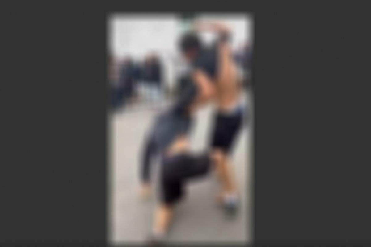 Briga entre dois jovens aconteceu no meio da rua