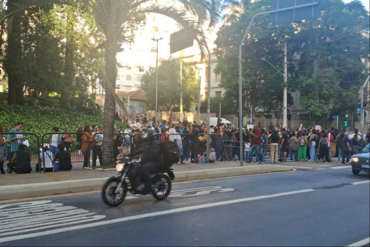 Manifestação fecha a Anchieta, reúne toda a oposição e amplia o desgaste da gestão municipal.